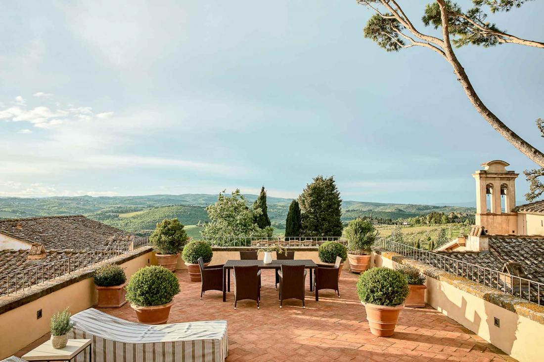 ... avec sa terrasse privée qui surplombe la terrasse toscane COMO Castello Del Nero - COMO Terrace Suite