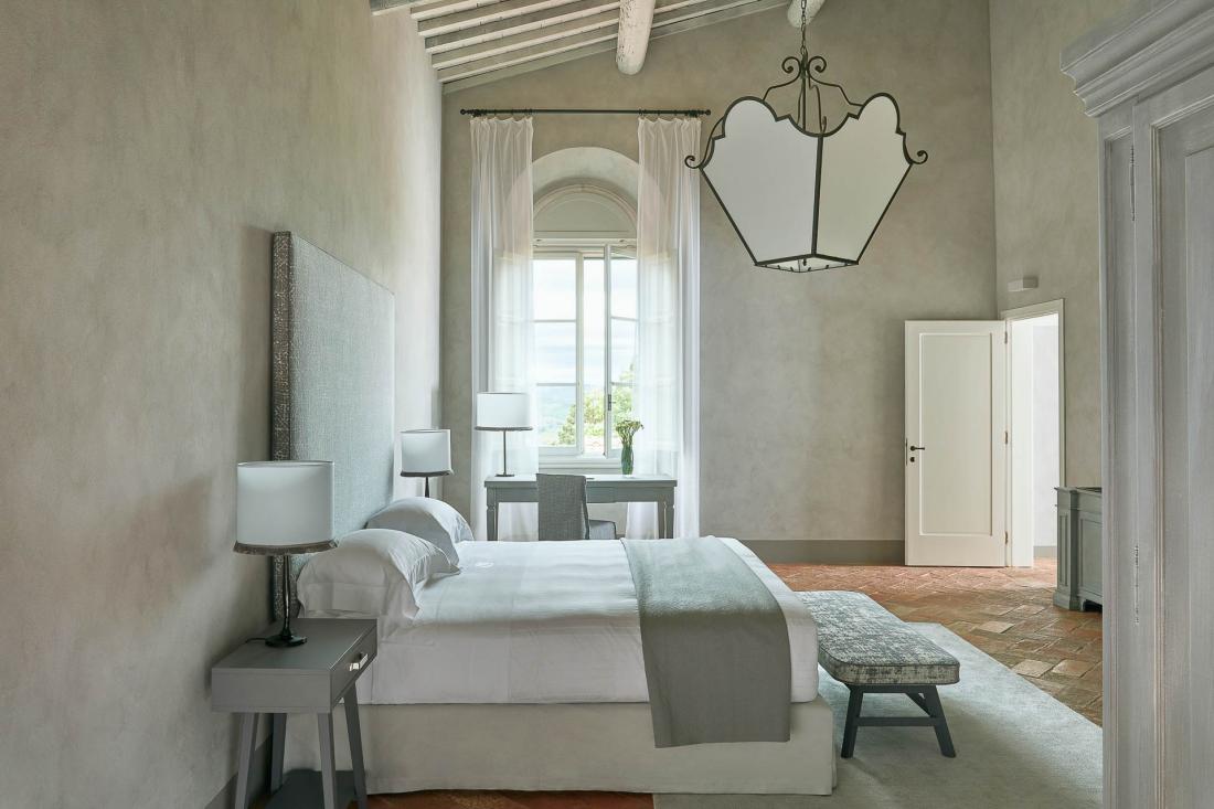 Six catégories de chambres sont disponibles, ici une COMO Terrace Suite de 90 mètres carrés... COMO Castello Del Nero - COMO Terrace Suite - Chambre