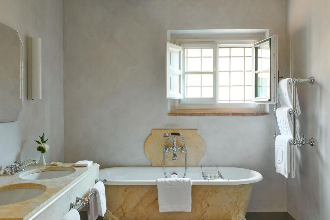 Dans la salle d’eau, c’est un plaisir de marcher pieds nus sur le sol en terre cuite, qui apporte chaleur et réconfort COMO Castello Del Nero - Salle de bain