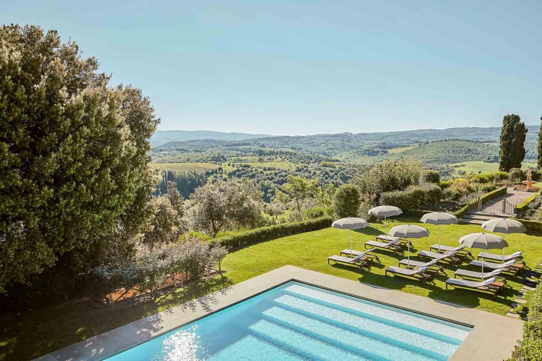 Idéalement situé pour visiter la région, l’hôtel permet également de se relaxer confortablemen COMO Castello Del Nero - Piscine extérieure