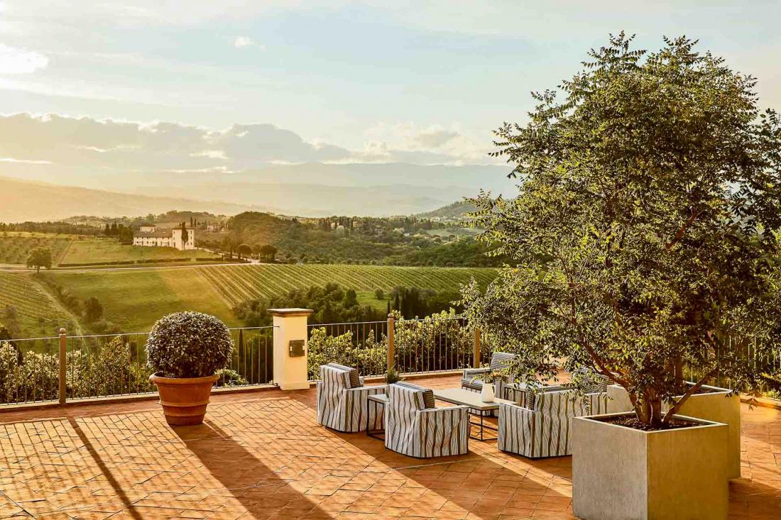 ... à moins que l’on ne préfère profiter de la lumière du coucher de soleil depuis l’une des terrasses de l’hôtel COMO Castello Del Nero - Vue panoramique sur la campagne toscane
