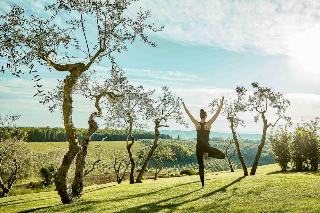 Il est enfin possible de faire du yoga dans le jardin de l’hôtel... COMO Castello Del Nero - Yoga dans le jardin
