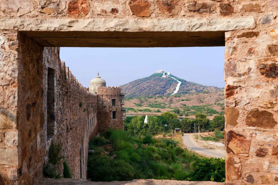 Les murailles du Fort englobent deux palais et deux temples datant du Moyen-Âge