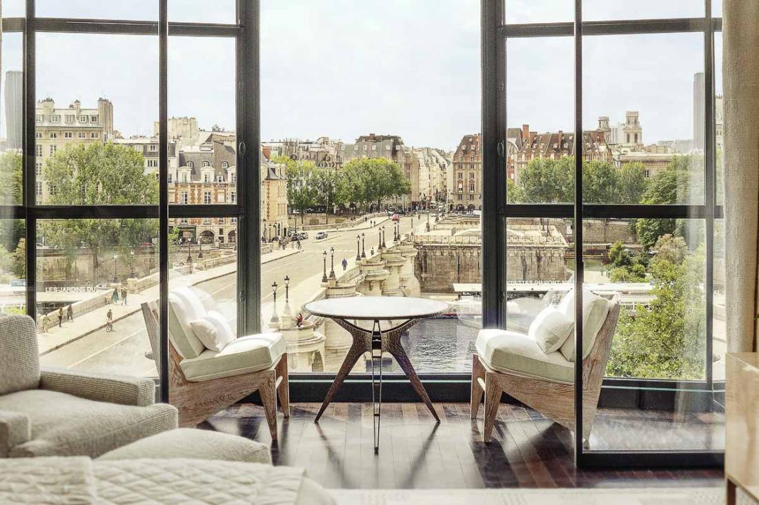 Vue de carte postale dans les chambres avec vue sur la Seine et le Pont Neuf