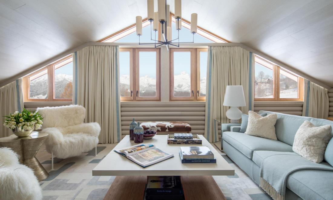 À l’intérieur de l’une des suites du Four Seasons Megève, sous les toits de l’un des trois chalets constituant la propriété