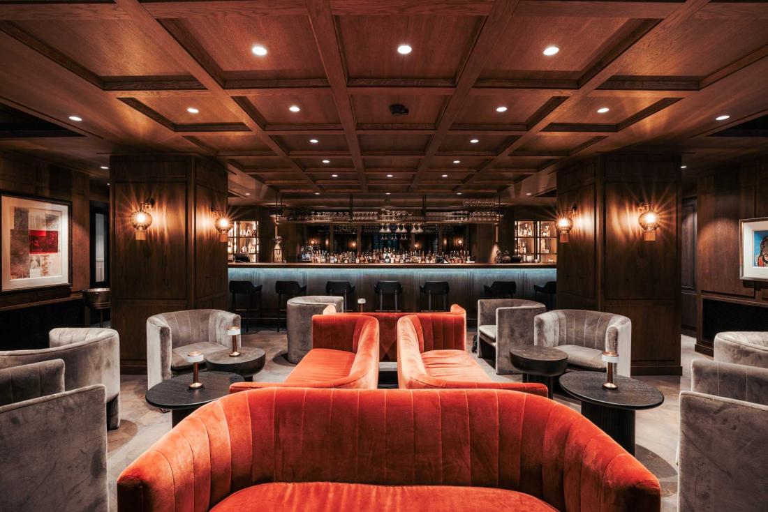Le Fitz’s Bar, inspiré des années 1920, dévoile du cuir, du bois, du feutre et du velours