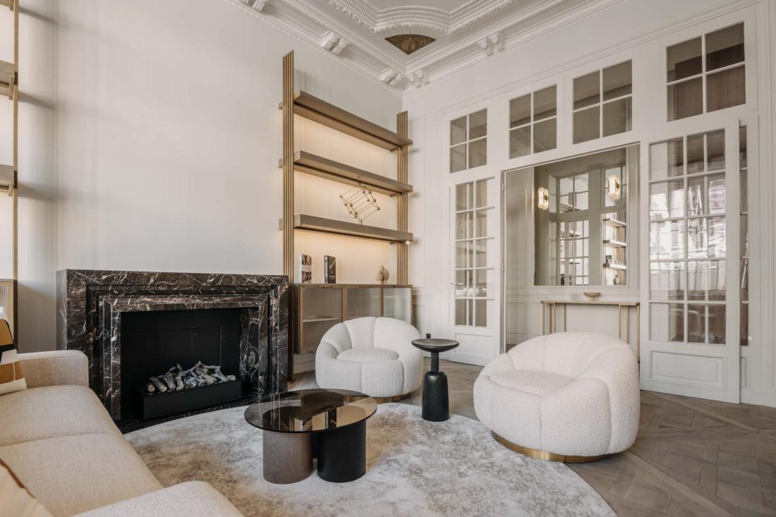 Plafonds moulurés, parquets à chevron, les codes de l’appartement haussmanien se marient au design contemporain Plafonds moulurés, parquets à chevron, les codes de l’appartement haussmanien se marient au design contemporain