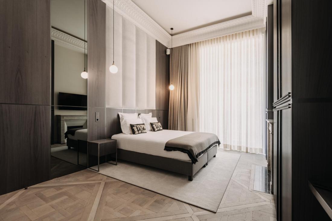 Atmosphère élégante dans les chambres à la hauteur sous plafond impressionnante Atmosphère élégante dans les chambres à la hauteur sous plafond impressionnante