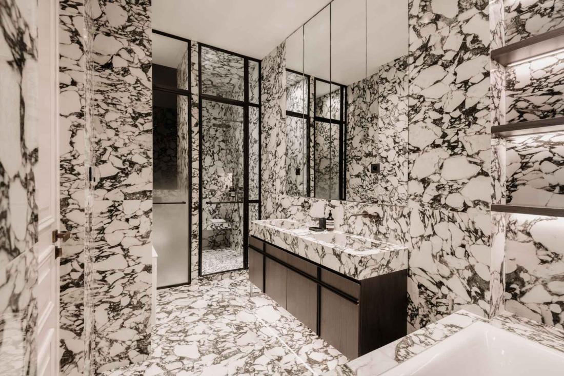 Un « all-over » de marbre dans les salles de bain