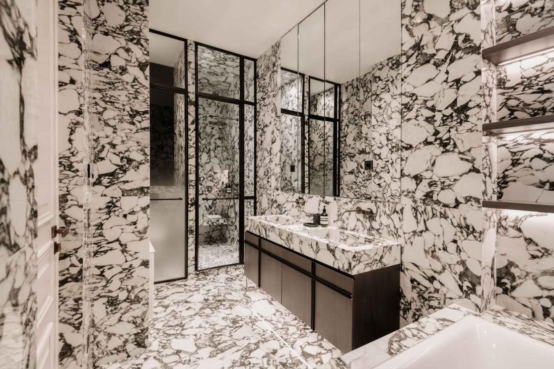 Un « all-over » de marbre dans les salles de bain Un « all-over » de marbre dans les salles de bain