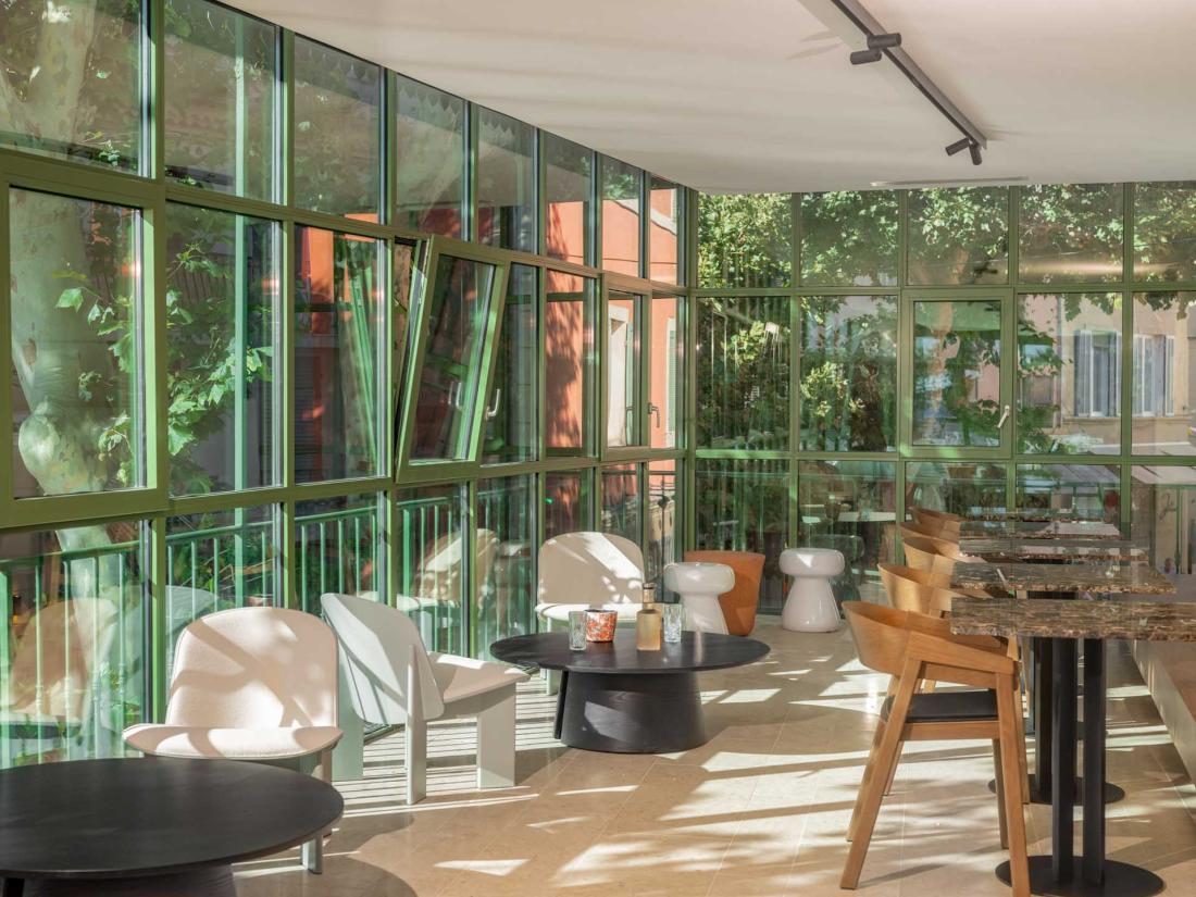 Au premier étage, un salon tout en longueur et en lumière, est un balcon sur le port. On y prend son petit déjeuner en apesanteur. Le village s’anime.