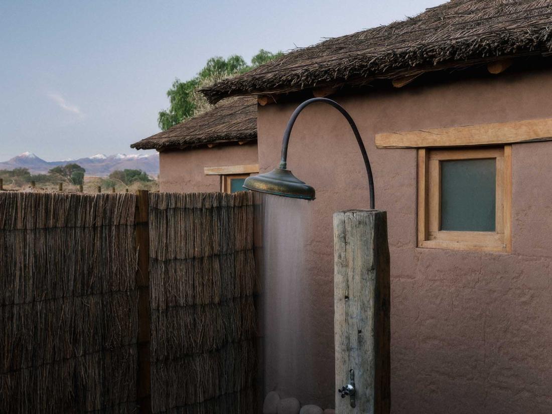 Cada habitación tiene su propia terraza y una ducha abierta.