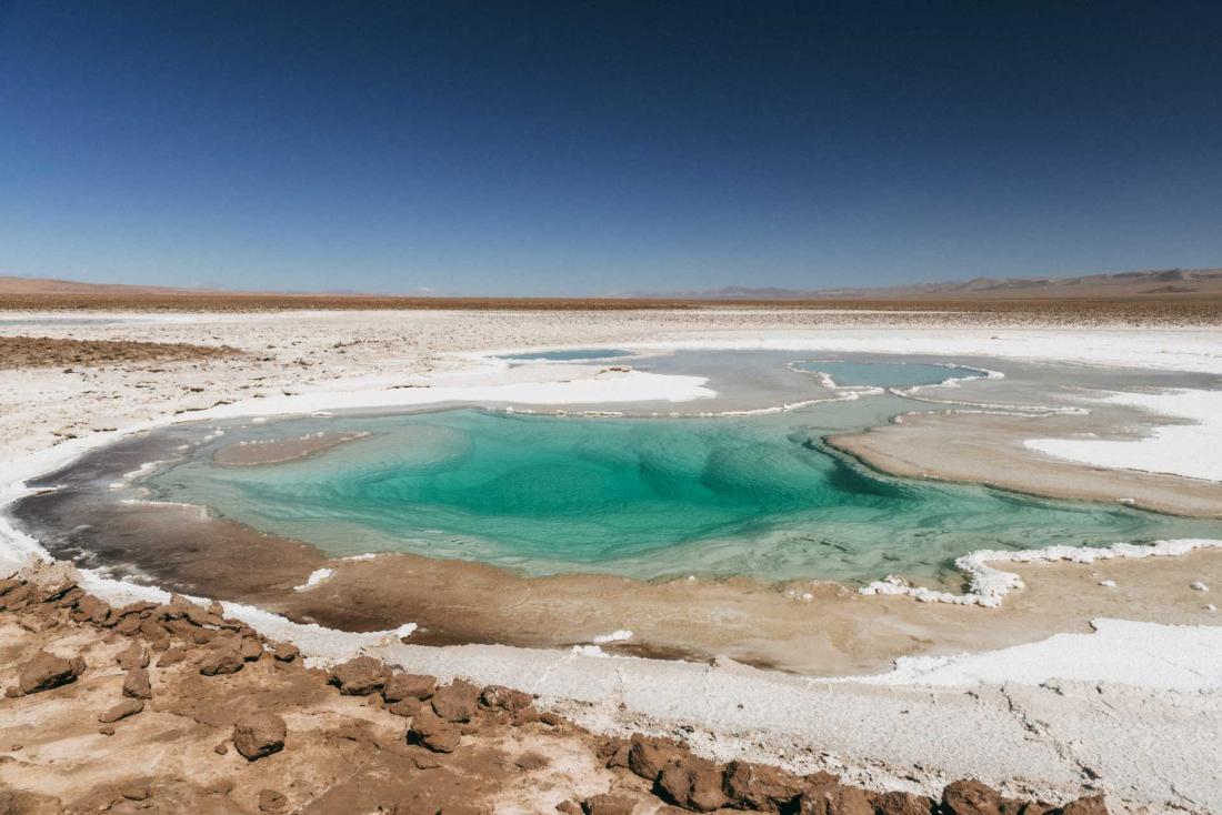 Ubicado en el Desierto de Atacama se encuentra el Valle de la Luna, con formaciones rocosas y arenosas esculpidas por el viento y el agua.