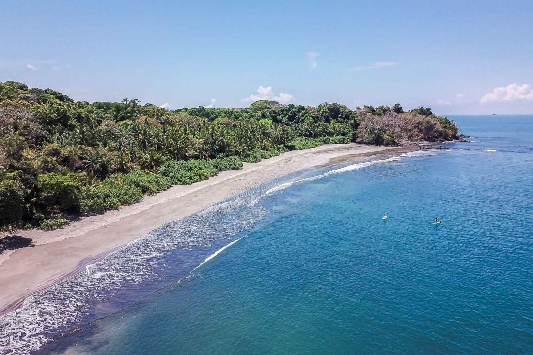 Véritable paradis des sports nautiques, l’île est le terrain de jeu idéal d’une robinsonnade en pleine nature.