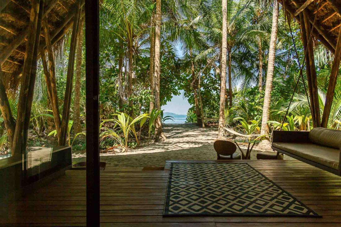 Une vaste terrasse privée, qui offre un cadre propice à se laisser bercer par les bruits de la nature.