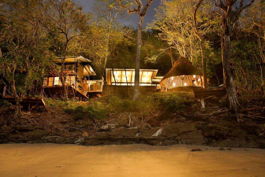 A la nuit tombée, la faune nocturne se réveille, et enveloppe la villa du bruissement de la jungle.