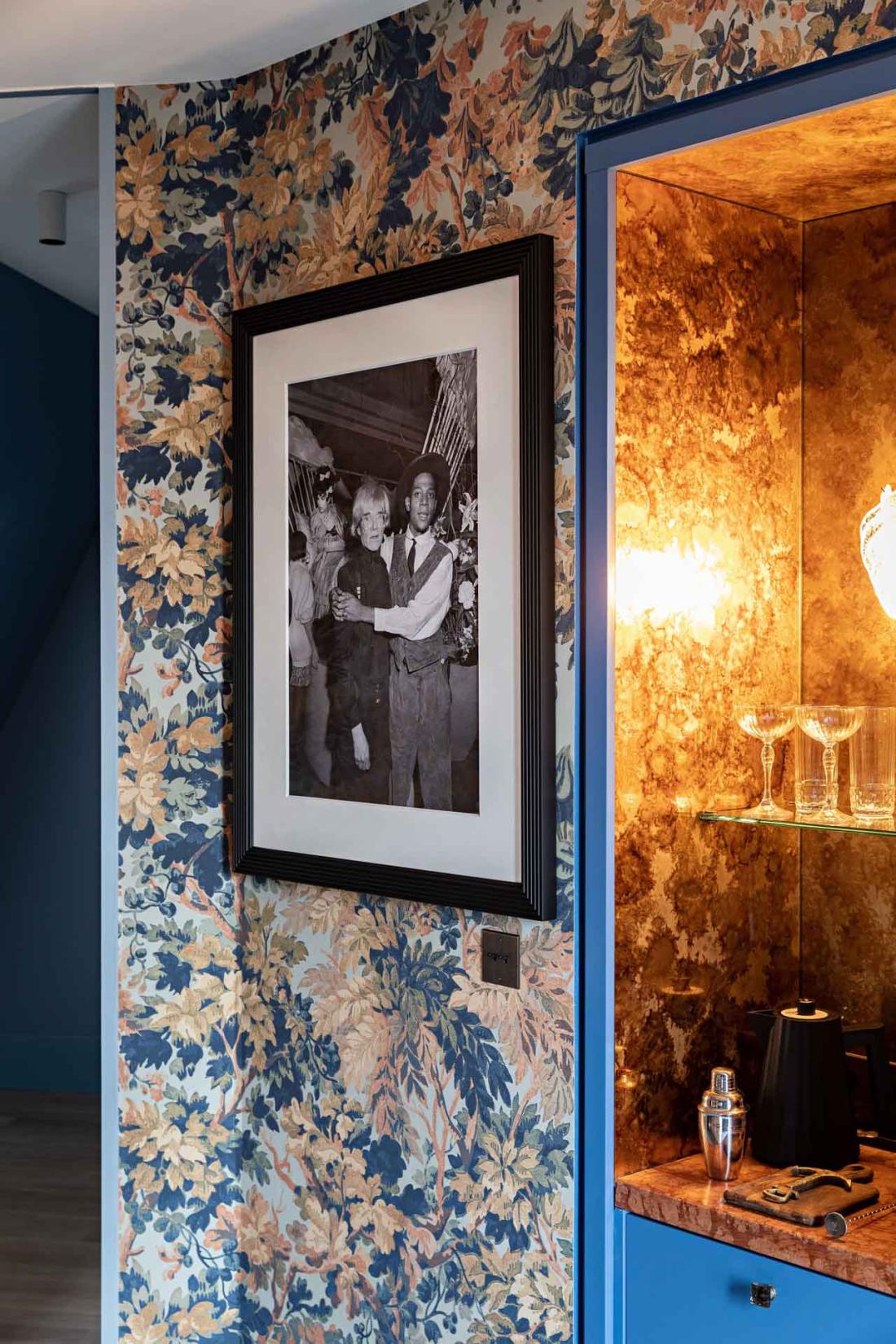 Des photographies de duos fameux ornent les murs des chambres. Ici les indomptables Andy Wharol et Jean-Michel Basquiat.