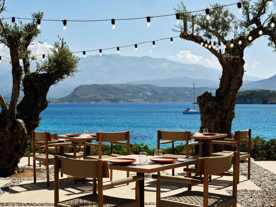 La table, au bord de la mer Egée, nous fait de l’oeil La table, au bord de la mer Egée, nous fait de l’oeil