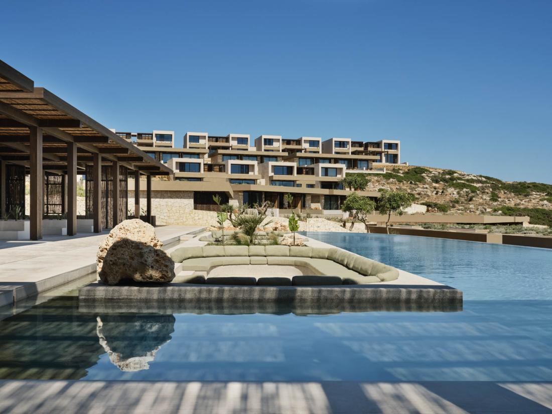 La piscine incite à se prélasser au soleil La piscine incite à se prélasser au soleil