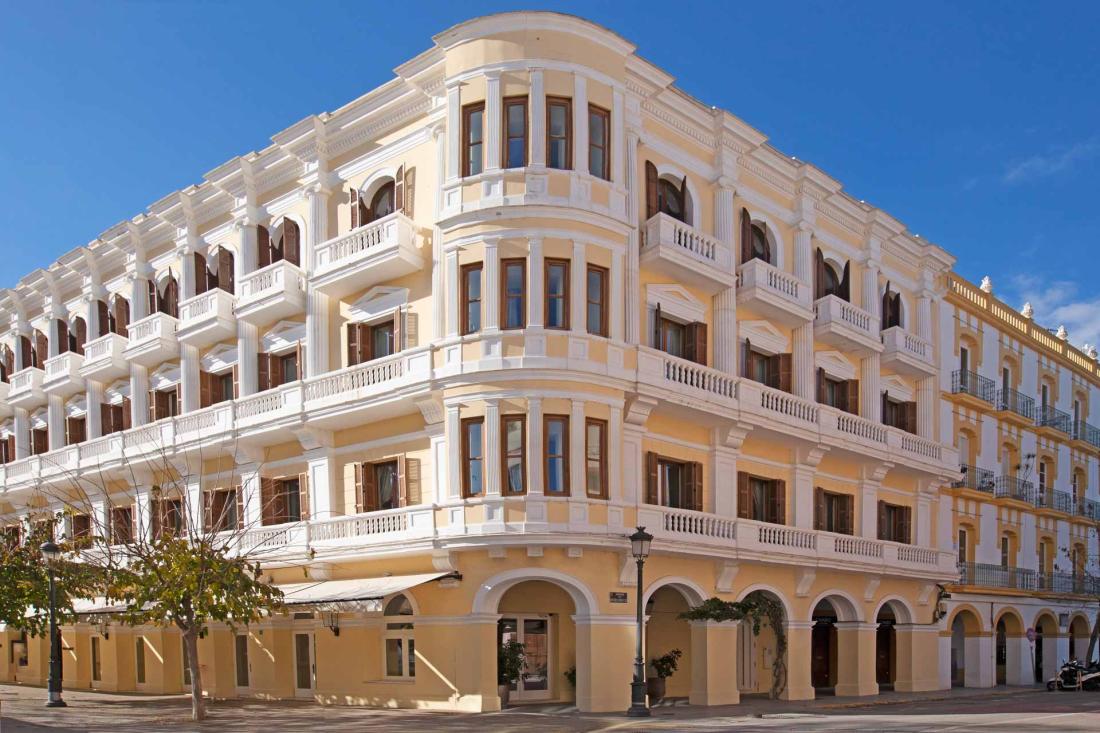 L’élégance des années 30 émane de la façade culte du Montesol Experimental à Ibiza