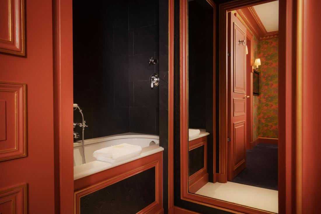 Touche sensuelle : les murs des salles de bain sont recouverts de cuir 