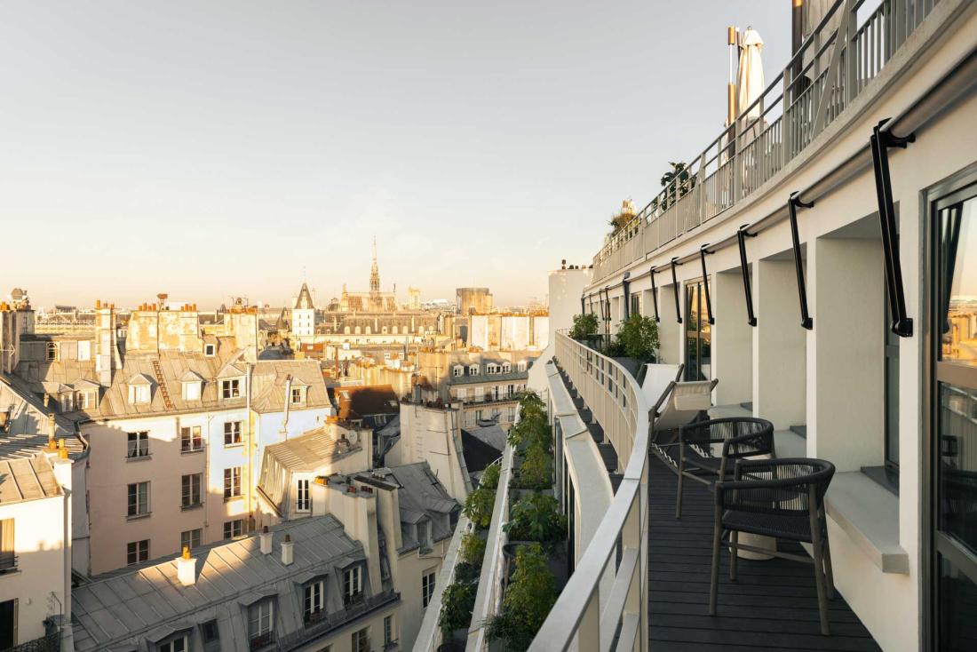 Les terrasses des chambres donnent sur l’ouest parisien et le coucher de soleil