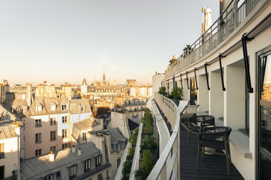 Les terrasses des chambres donnent sur l’ouest parisien et le coucher de soleil