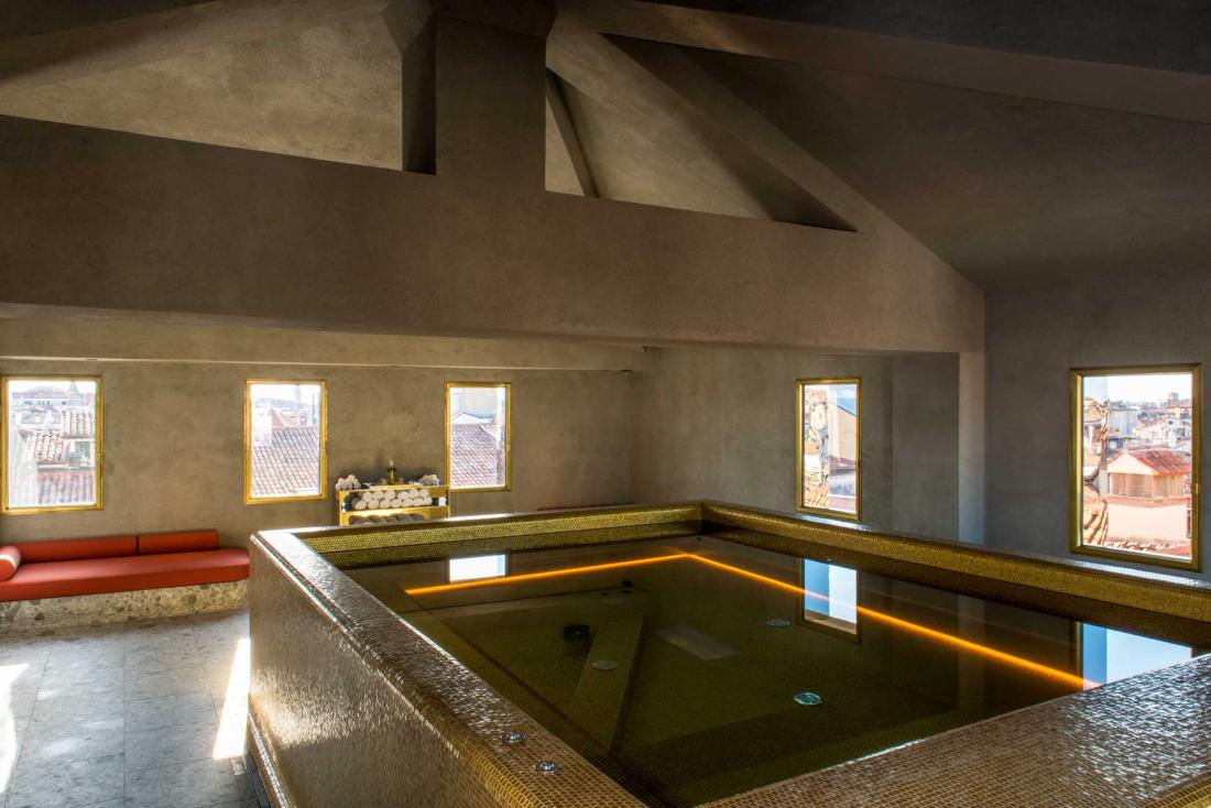 Au spa, le bassin avec vue sur les toits de Venise offre une échappée atemporelle Au spa, le bassin avec vue sur les toits de Venise offre une échappée atemporelle