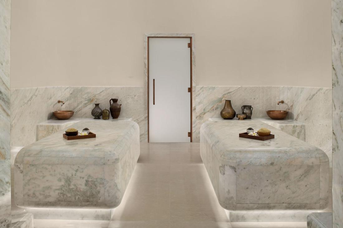 Le Neyrah Spa offre cinq salles de soins, des bassins de nage, un hammam et un centre de fitness Le Neyrah Spa offre cinq salles de soins, des bassins de nage, un hammam et un centre de fitness