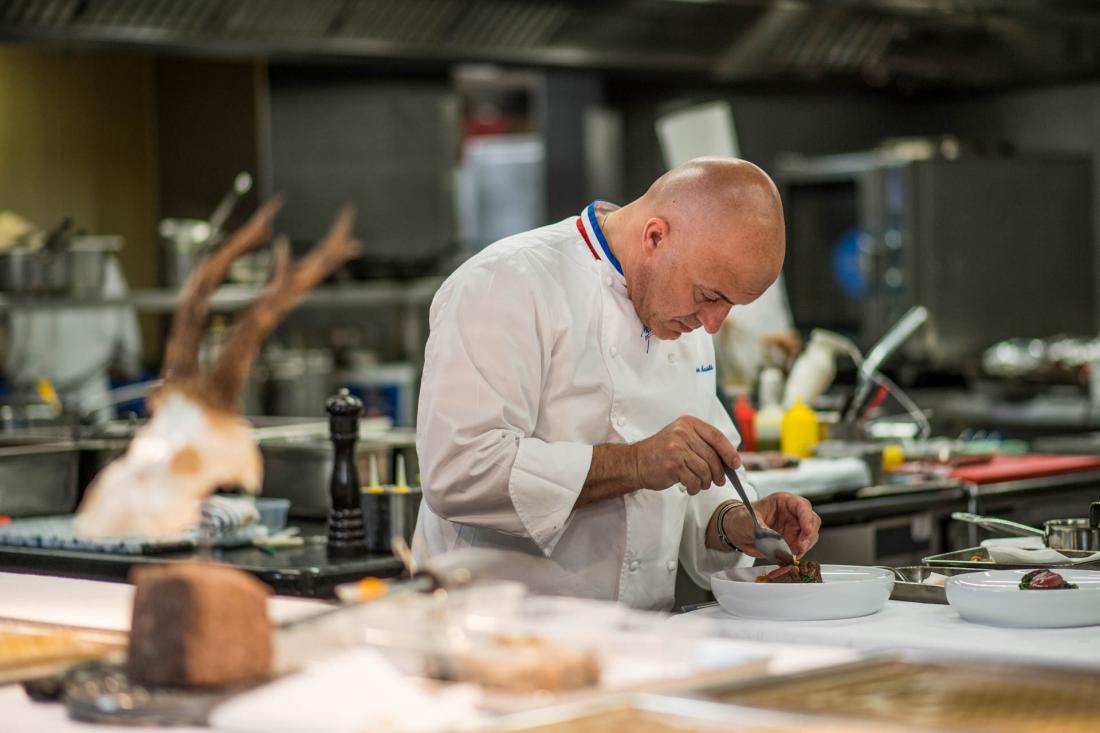 Le chef Olivier Nasti en cuisine 