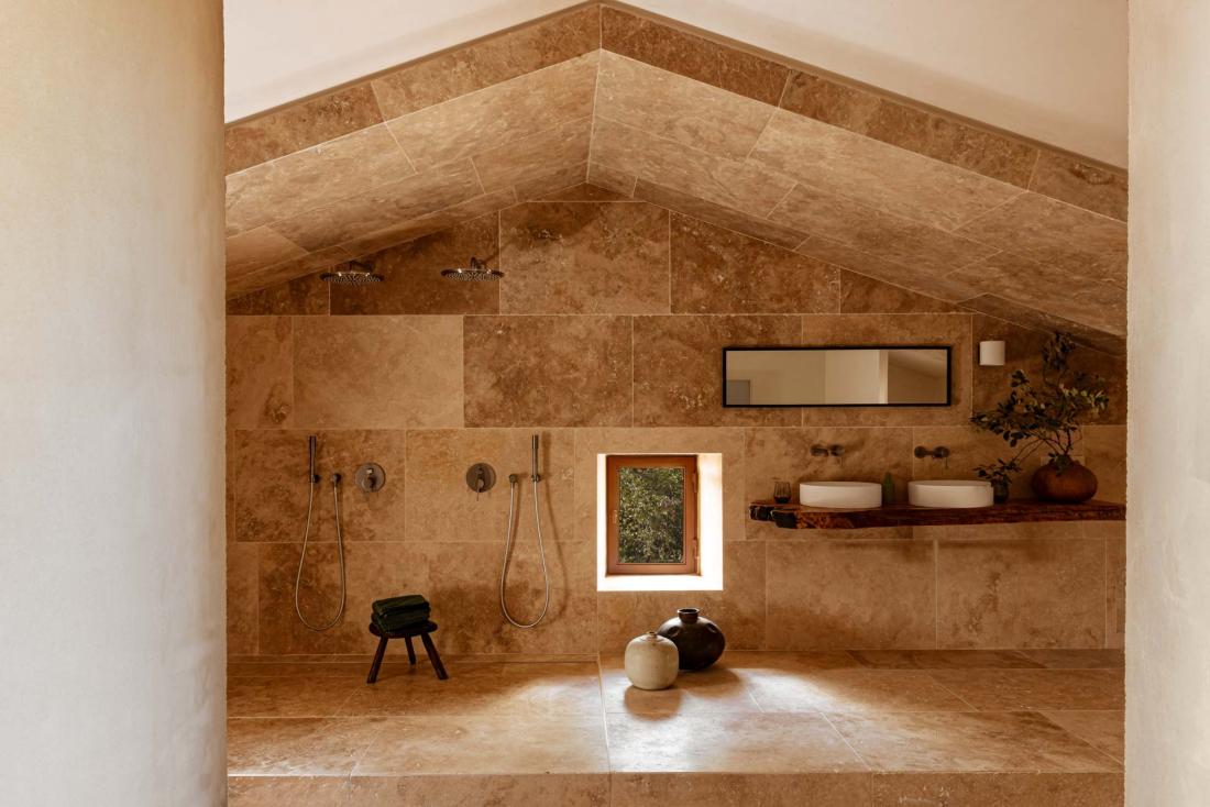 La superbe salle de bains de la chambre C4, marbre et œuvres d’art
