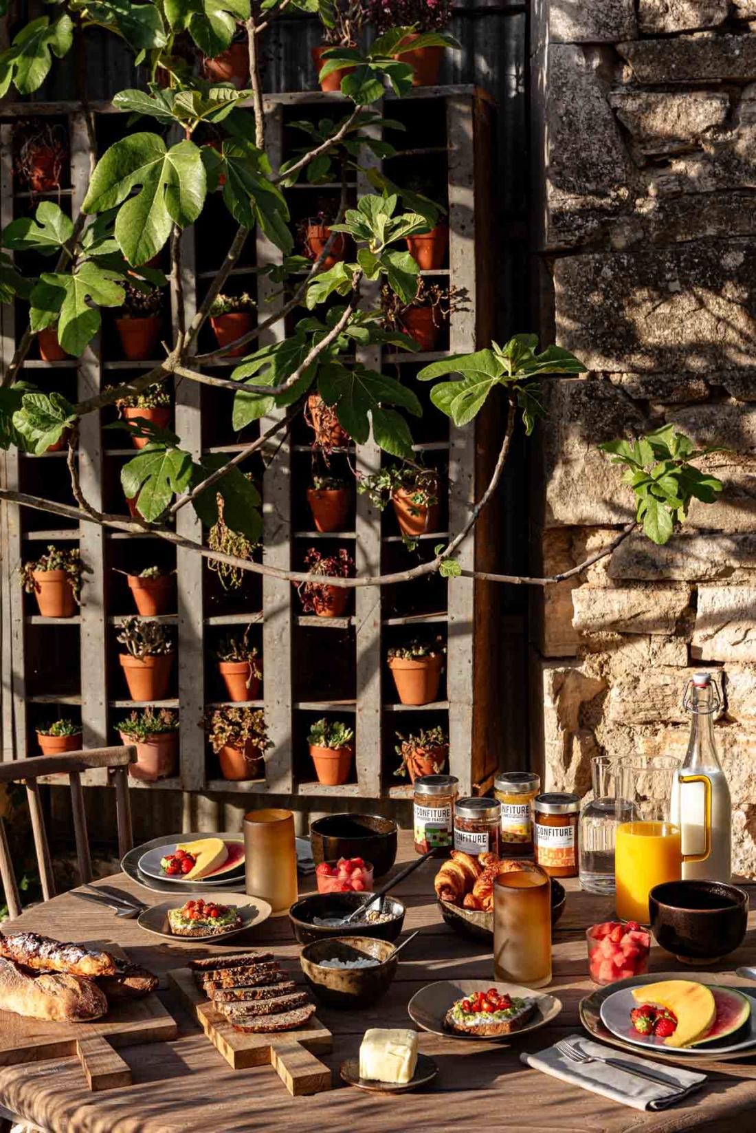 Un petit-déjeuner gourmand, servi sur des petites tables pour laisser à chacun le temps de se réveiller à son rythme