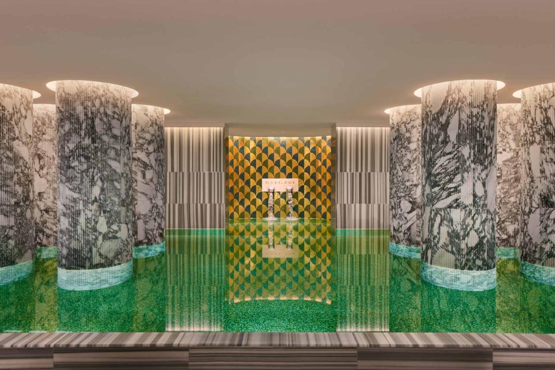 Le spa du Bulgari évoque les anciens bains romains avec ses colonnes en marbre Le spa du Bulgari évoque les anciens bains romains avec ses colonnes en marbre