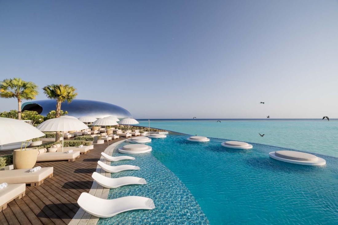 Le Shebara Resort dispose de deux piscines principales : une piscine réservée aux adultes et une piscine familiale Le Shebara Resort dispose de deux piscines principales : une piscine réservée aux adultes et une piscine familiale