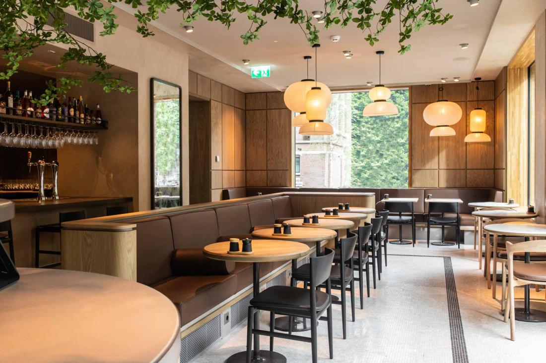 L’intérieur du Spring Café, lumineux et aéré, est relié à l’Oosterpark par un espace extérieur