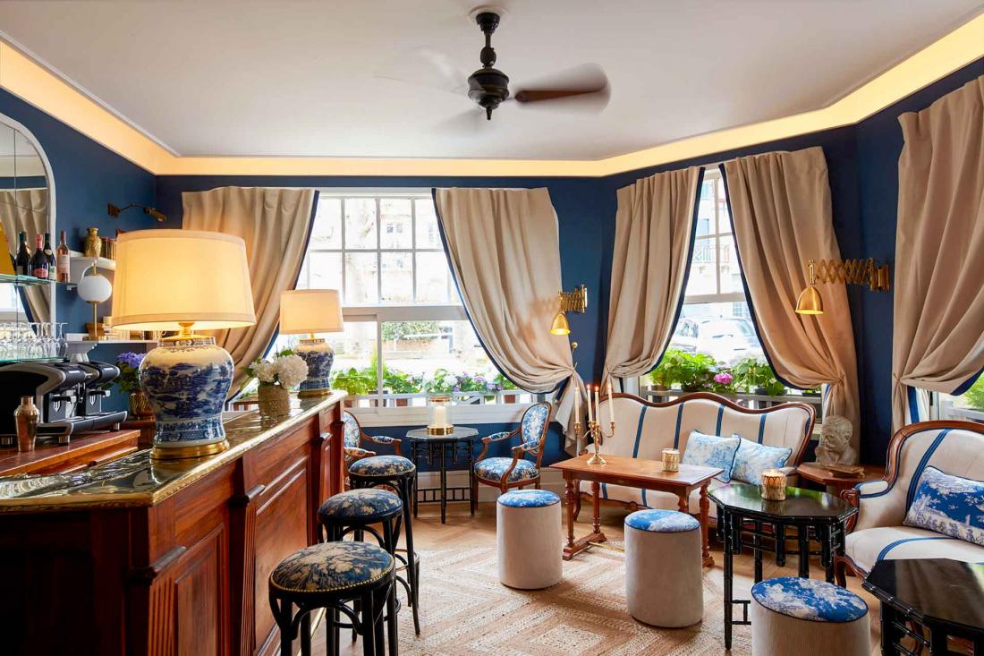 Le bar et café littéraire Le Bovary invite à l’évasion avec son bois ciré, ses sofas et ses couleurs marines