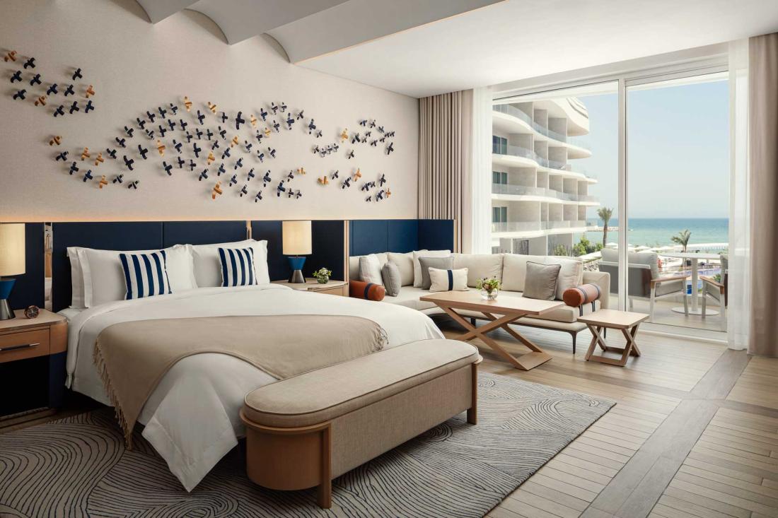 Une chambre avec vue sur mer, et sur l’architecture organique de l’hôtel