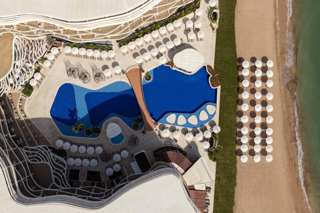La silhouette de l’hôtel s’inspire des yacht qui croisent dans le Golfe d’Oman