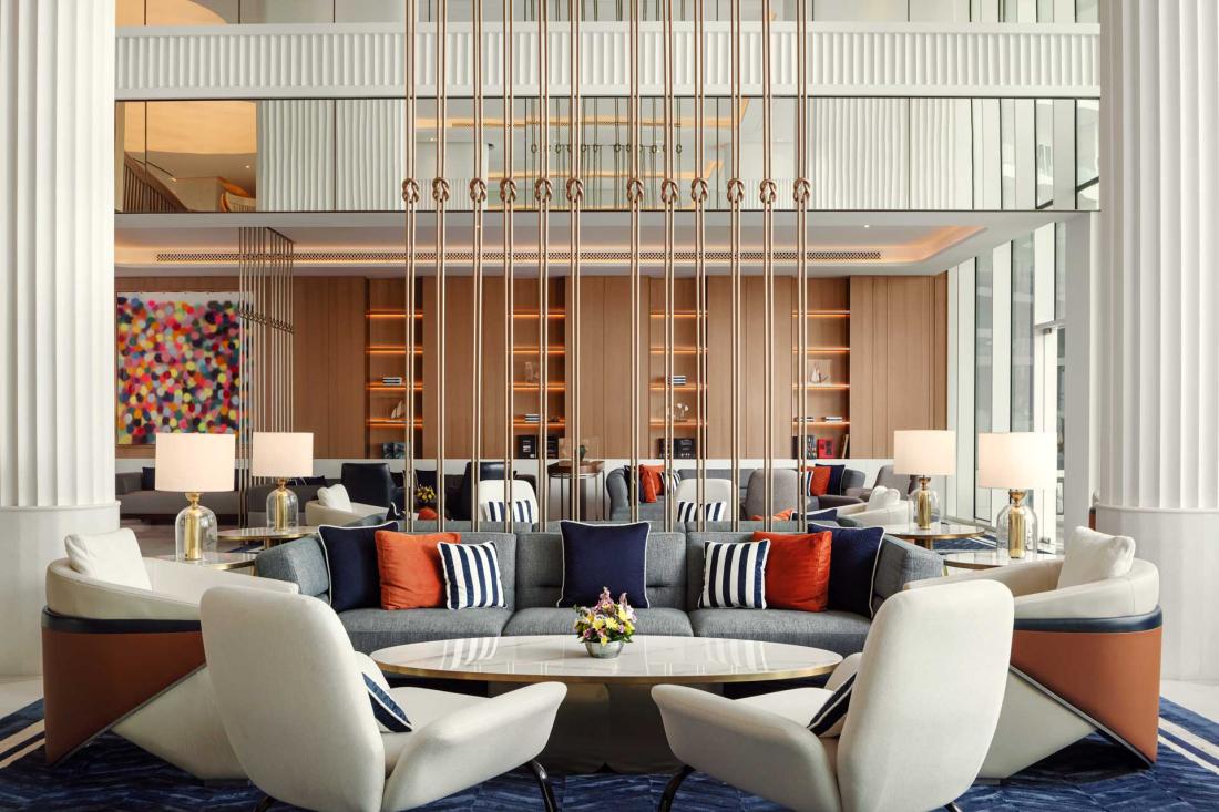 Le lobby de l’hôtel, où des œuvres d’artistes omanais décorent les murs