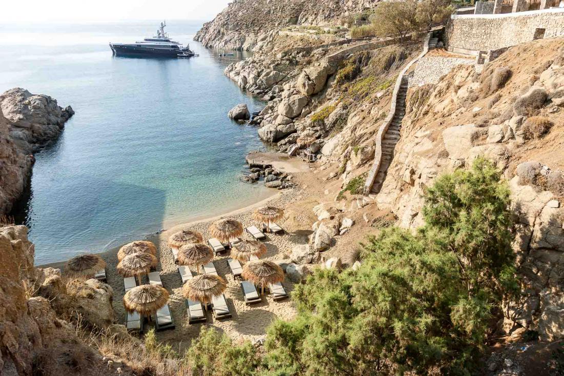 En contrebas de l’hôtel, les guests peuvent profiter d’une plage privée nichée au fond de la crique