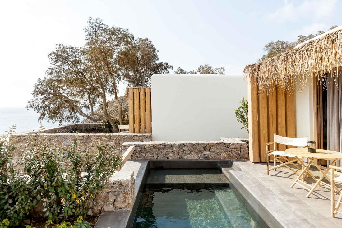 Intimité et calme dans cette villas deux chambres avec vue sur mer et piscine privée.