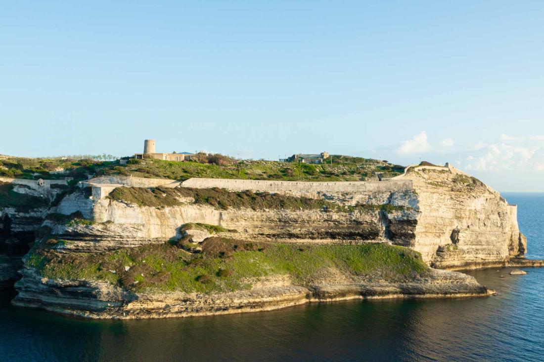 La villa est perchée sur les falaises de Bonifacio face au chenal qui mène au port 