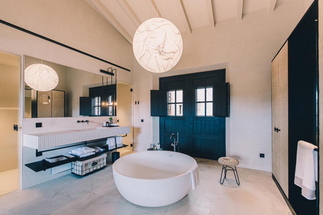 Les murs ont été enduits de mortier brut, apportant une texture interessante au design Les murs ont été enduits de mortier brut, apportant une texture interessante au design