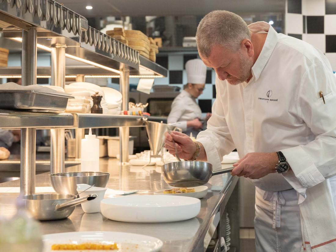 Le chef Christophe Dufossé dévoile une gastronomie raisonnée qui s’appuie entièrement sur la nature et sa biodiversité régionale