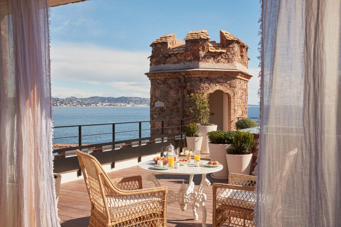 Toutes les chambres du château disposent d’une vue imprenable sur la baie de Cannes