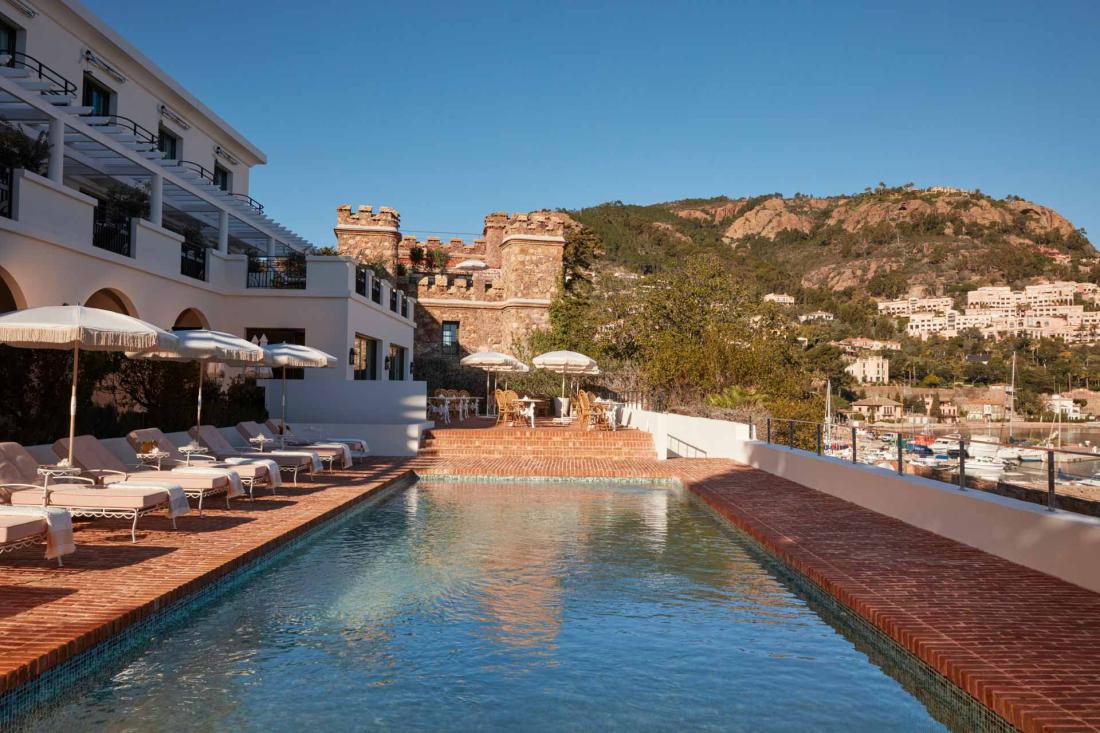 L’hôtel dispose d’une piscine extérieure baignée par le doux soleil de Provence