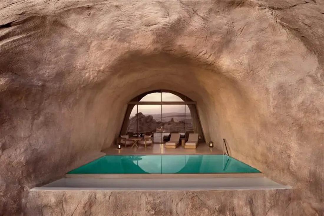 Desert Rock est un resort cinq étoiles dissimulé dans la montagne, creusé dans les plis millénaires du massif du Hejaz