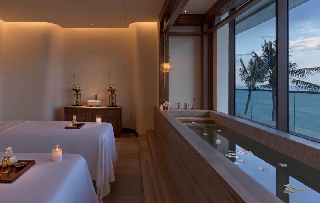 Quatre suites sont dédiées aux soins à la carte et sur mesure exécutés selon une procession holistique rigoureuse : un thé au gingembre accompagne la purification des pieds et des jambes, puis au soin succède une dégustation d’eau d’haricot noir. Quatre suites sont dédiées aux soins à la carte et sur mesure exécutés selon une procession holistique rigoureuse : un thé au gingembre accompagne la purification des pieds et des jambes, puis au soin succède une dégustation d’eau d’haricot noir.