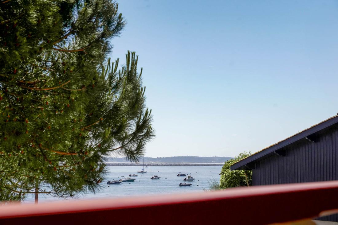 Depuis l’hôtel, le bassin nous fait un clin d’oeil chaque matin au réveil Depuis l’hôtel, le bassin nous fait un clin d’oeil chaque matin au réveil
