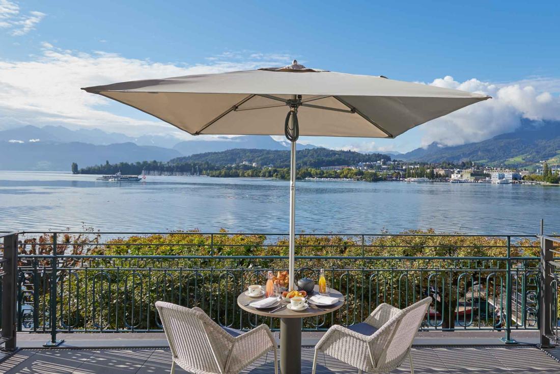 Plusieurs chambres et suites jouissent des terrasses sur le lac